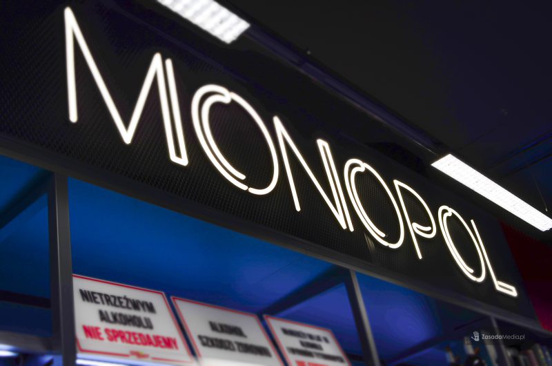 neon LED z napisem “MONOPOL” o wymiarach 2330 x 350 mm